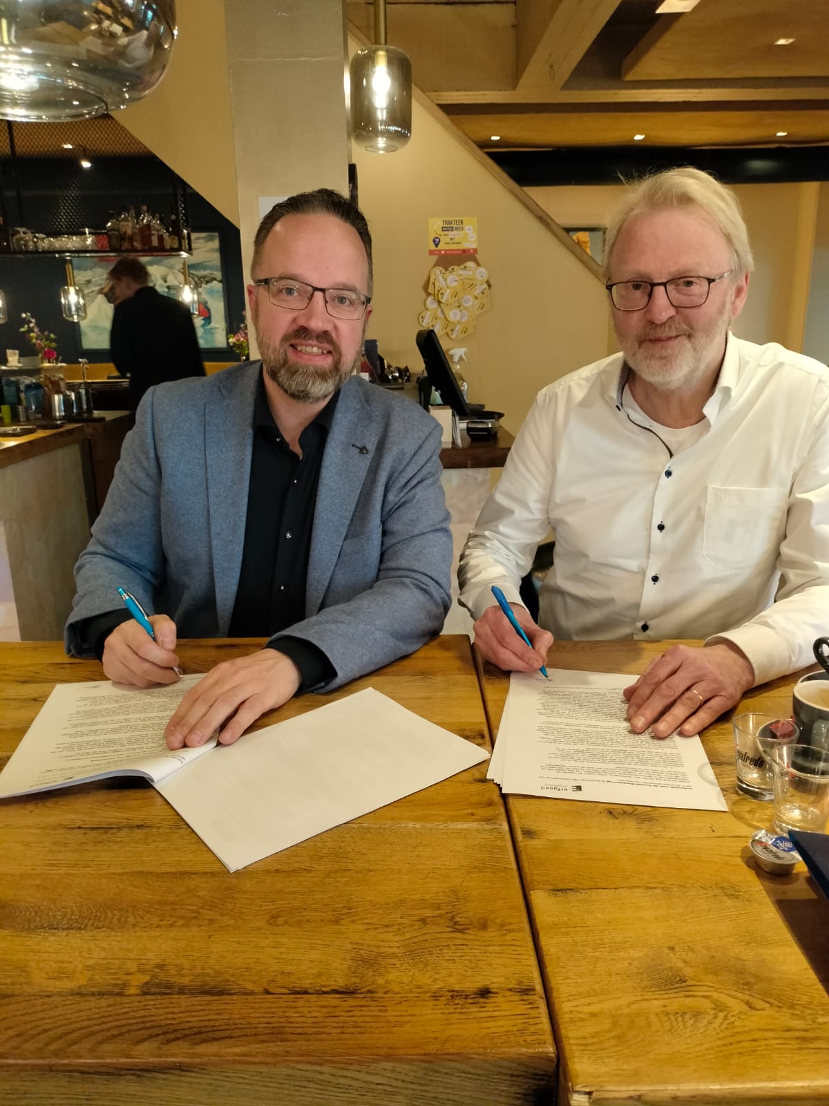 Tekening contract Erfgoed Uitgevers
